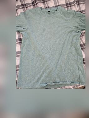 Uniqlo Men's Short Sleeve Tee in Heather Sage